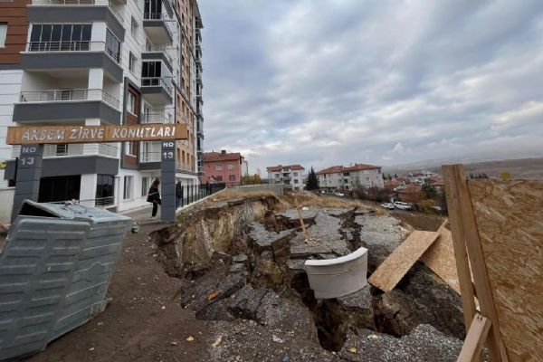 Ankara'da toprak kayması! 10 katlı bina tahliye edildi