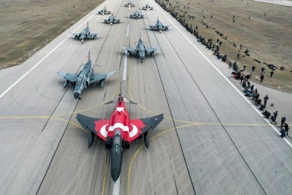 MSB'den görkemli paylaşım: F-4E/2020 savaş uçaklarının 'Fil Yürüyüşü'