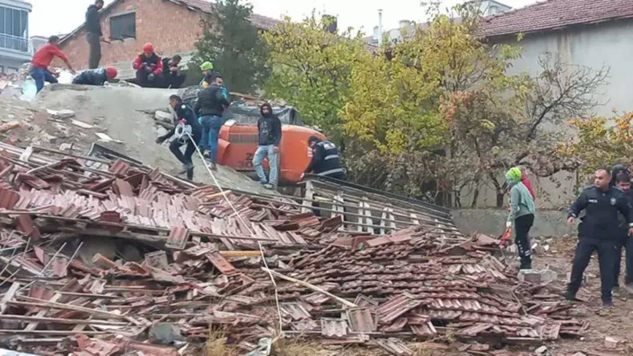 Malatya'da  ağır hasarlı bina çöktü, iş makinesi operatörü enkaz altında kaldı