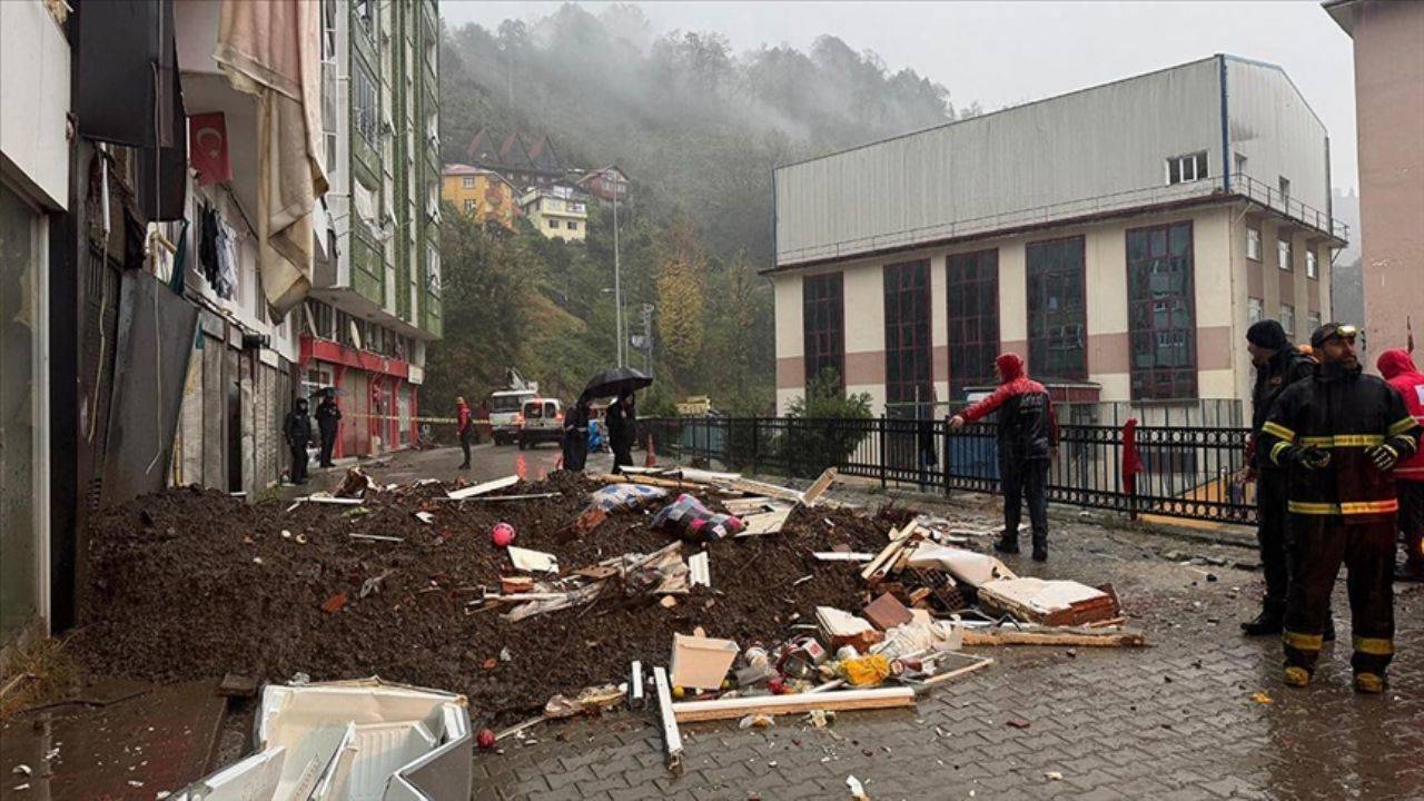 Rize'de toprak kayması! Binanın giriş katında 1 kişi öldü