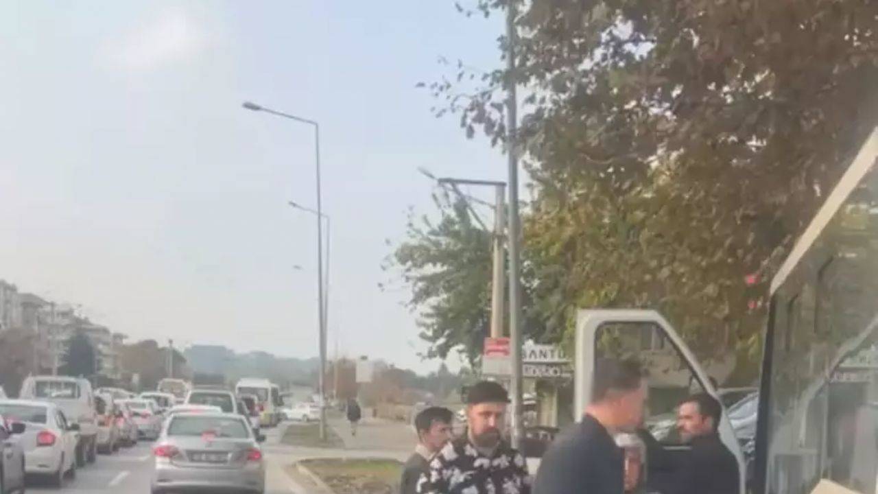 Bursa'da trafikte tabanca dehşeti: Otobüs şoförüne silah çekti!