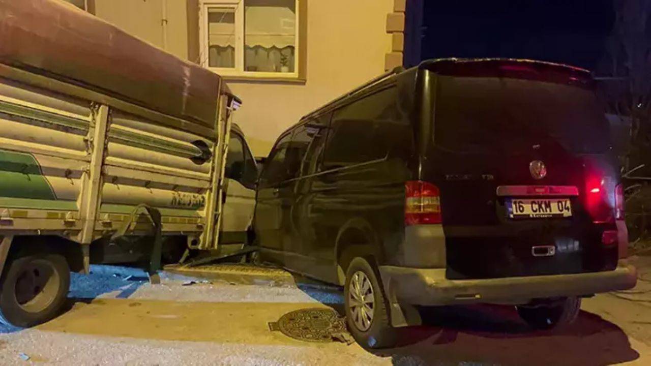 Bursa'da korkunç kaza! Kamyonet minibüsü sürükleyerek eve girdi