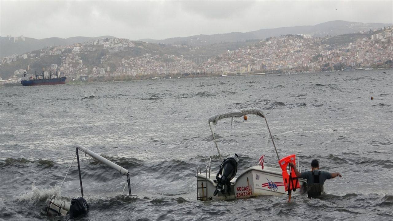 Kocaeli'de sağanak ve fırtına nedeniyle tekneler battı