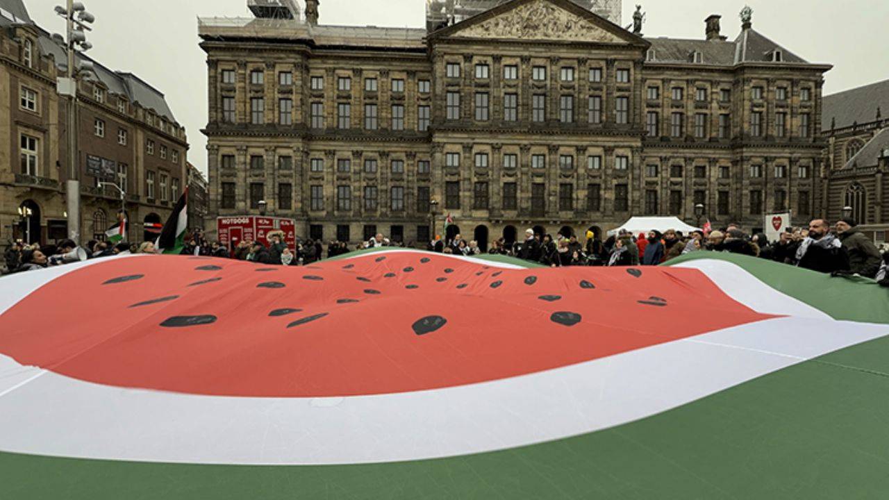 Amsterdam'da İsrail ve Hollanda'yı kızdıran slogan: Nehirden denize kadar...