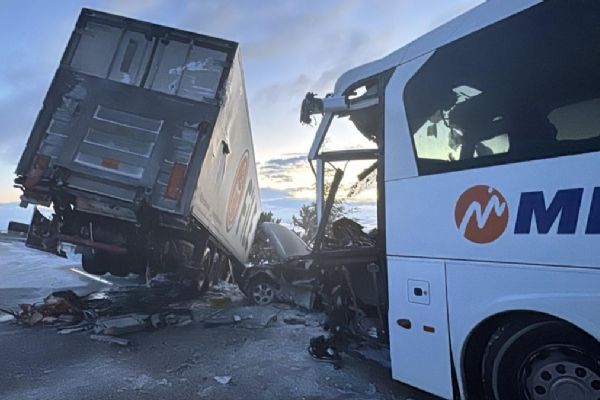 Afyonkarahisar'da feci kaza! Otoyol savaş alanına döndü