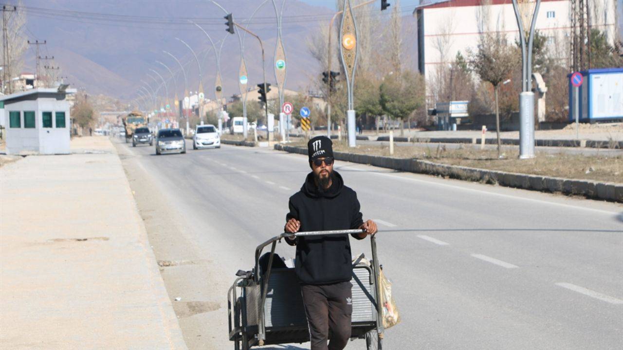 10 ayda 7 bin kilometre yol yürüyen Japon gezgin Hakkari'ye ulaştı