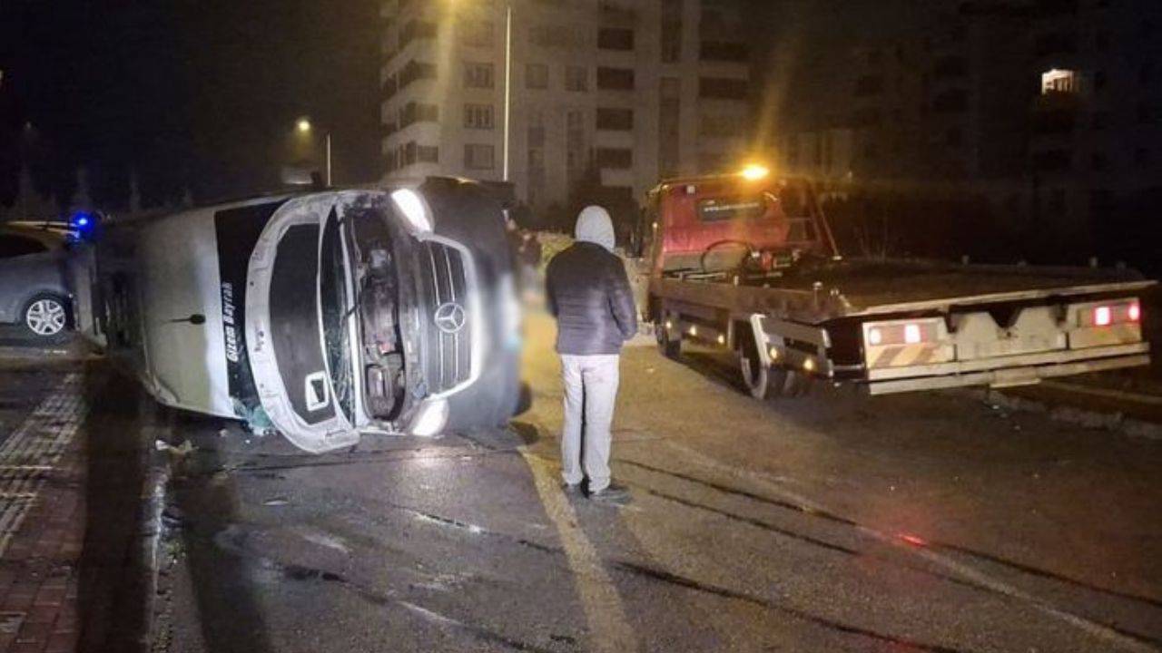 Bursa'da işçi servisi minibüsü otomobille çarpıştı. Kazada 8 fabrika işçisi yaralandı