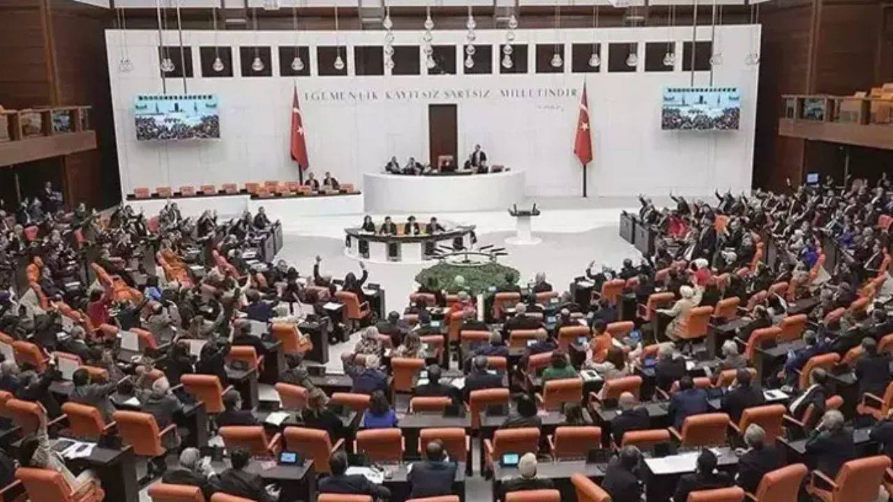 AK Parti, Devlet Memurları Kanunu'nda önemli değişiklikler öneriyor