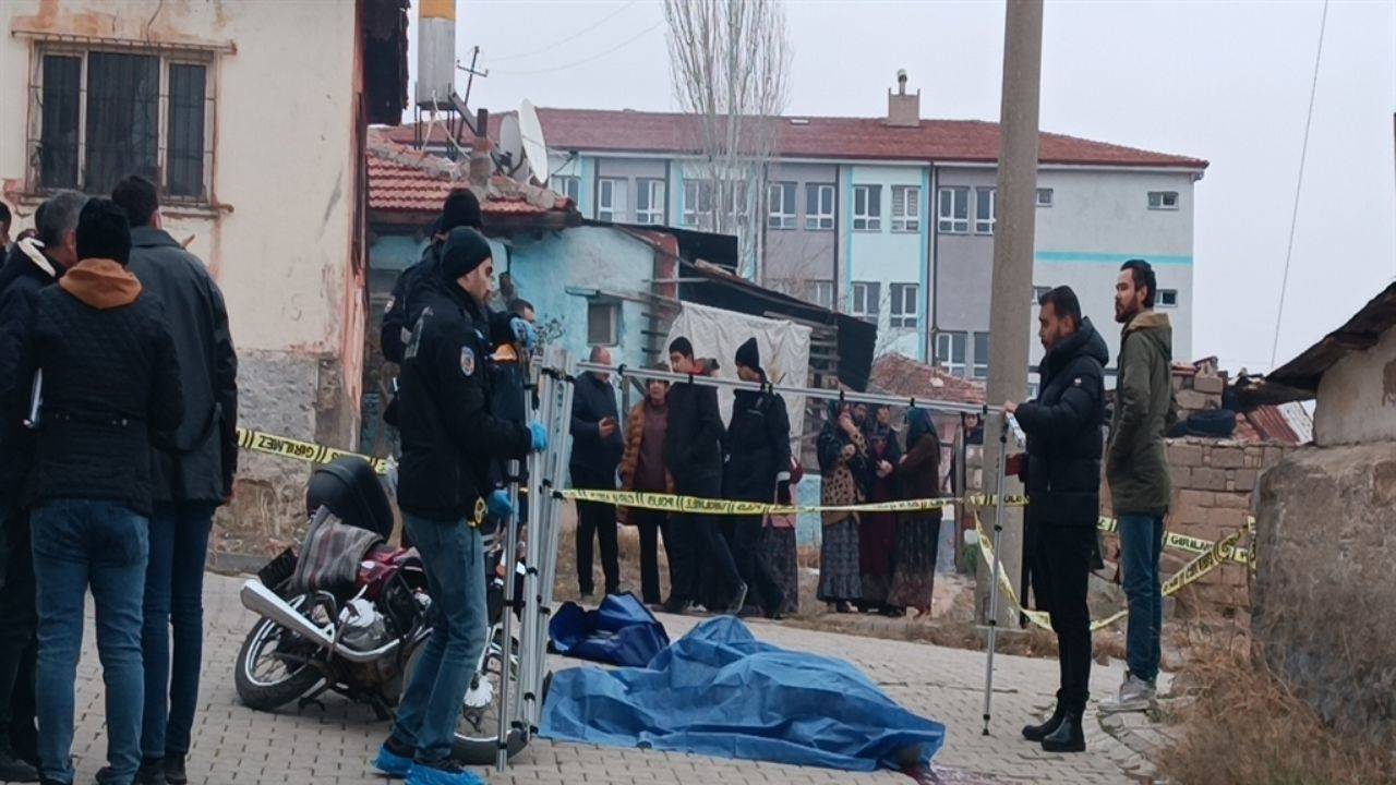 Annesiyle gönül ilişkisi olduğunu düşündüğü kişiyi tabancayla öldürdü