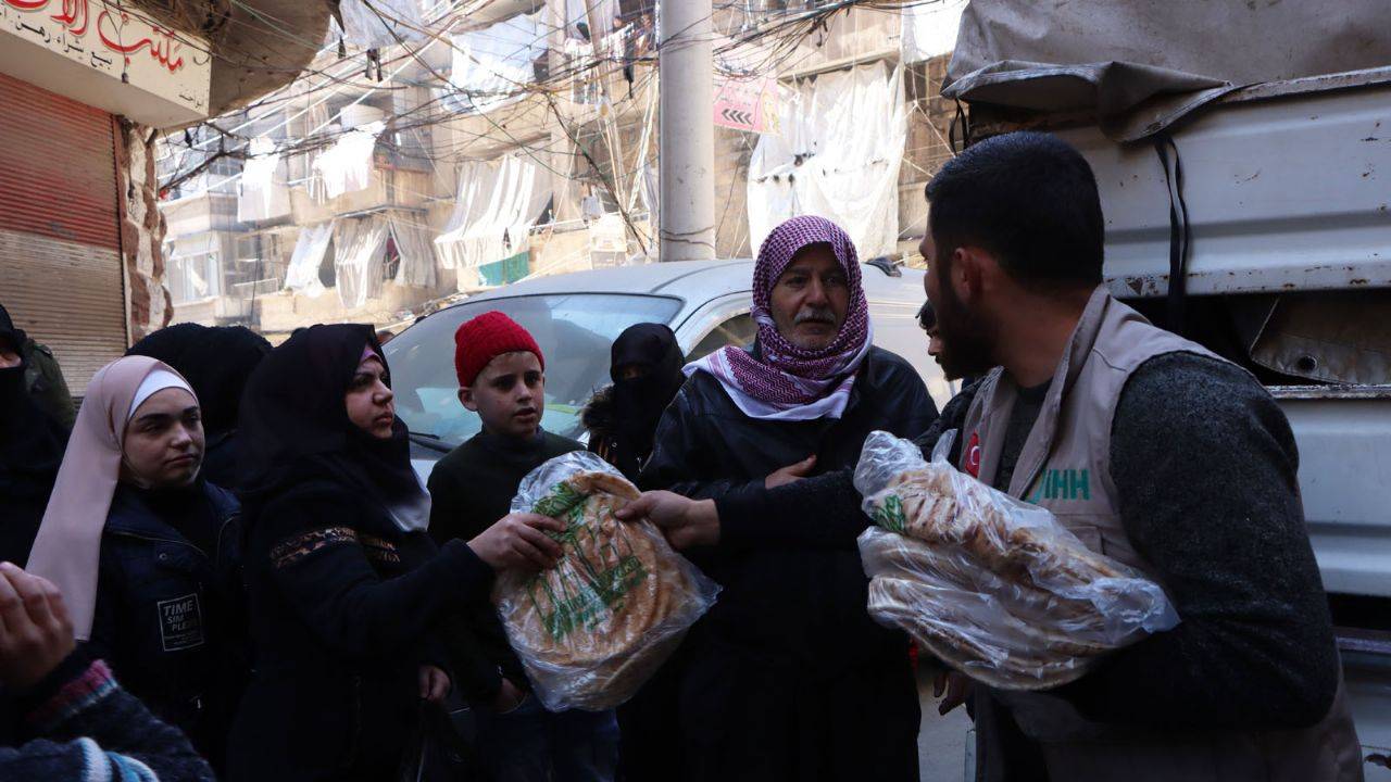 İHH, Halep halkına ekmek dağıttı