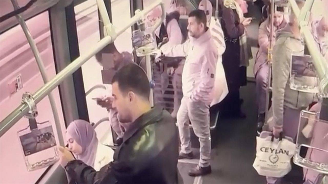 Metrobüsün kapısı kırıldı, yolcu yola düştü!