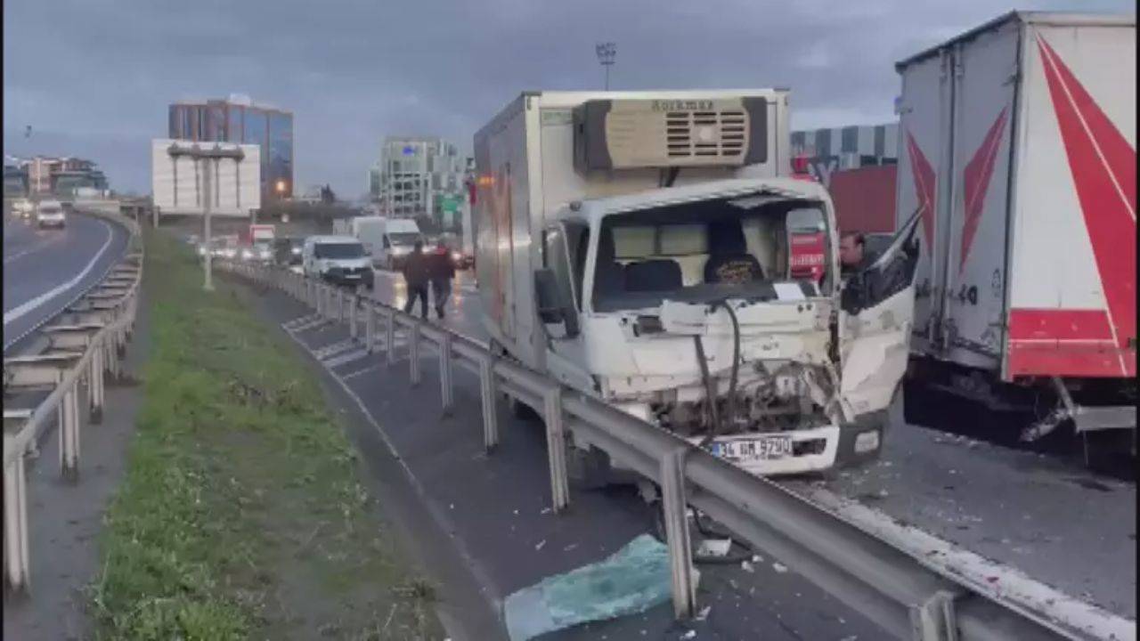 Bağcılar'da zincirleme kaza  yaralılar var