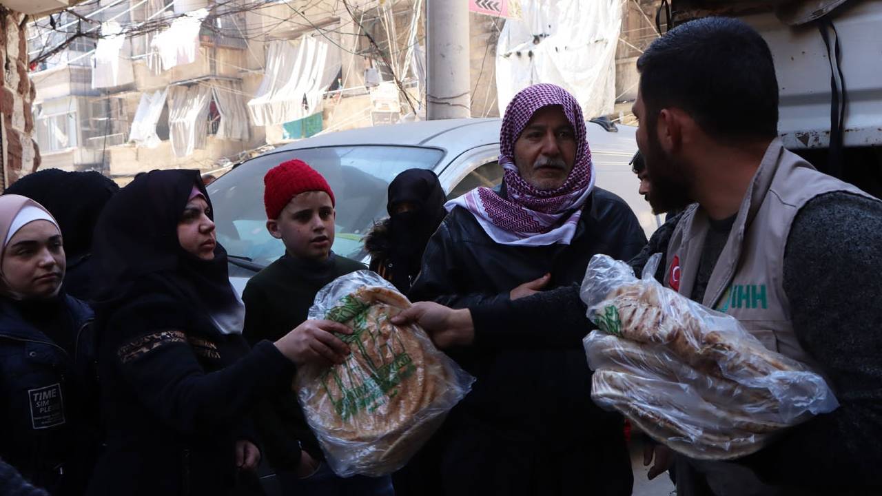 İHH, Halep halkına ekmek dağıttı