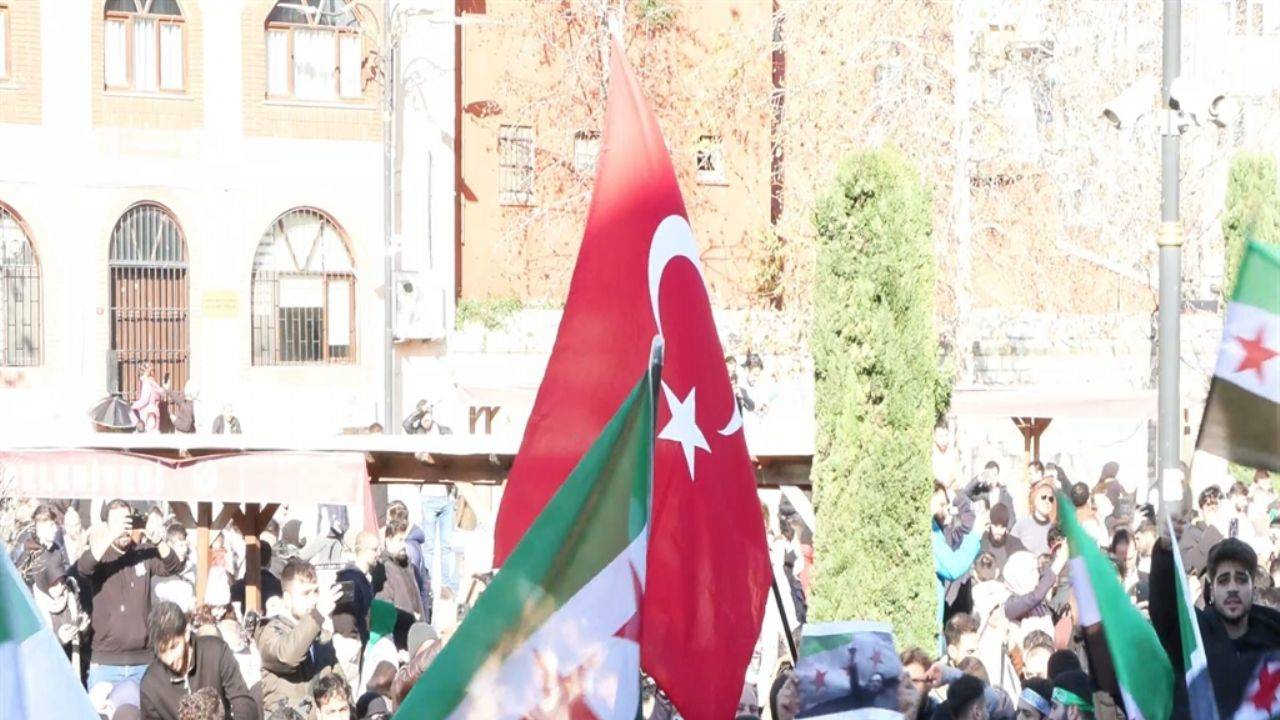 Suriyeliler Fatih Camii'nde kutlama yaptı