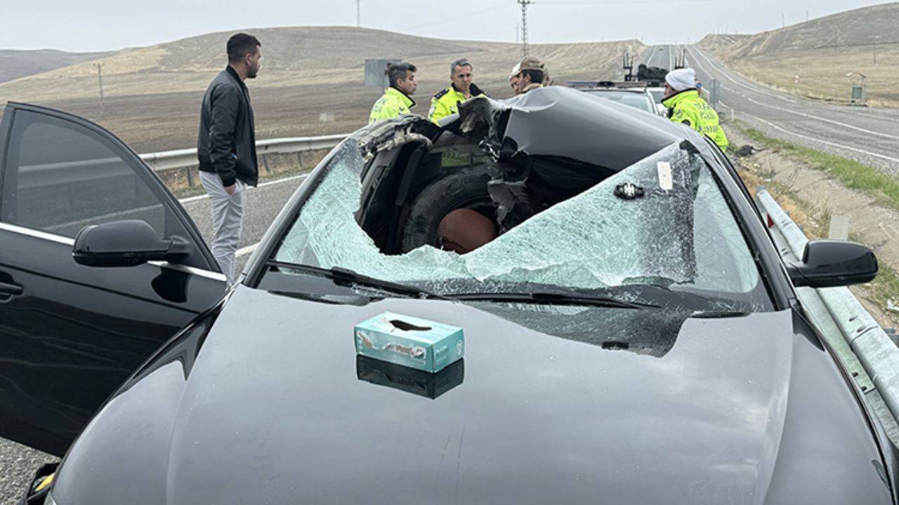 Tırdan fırlayan lastiğin çarptığı otomobildeki yolcu öldü