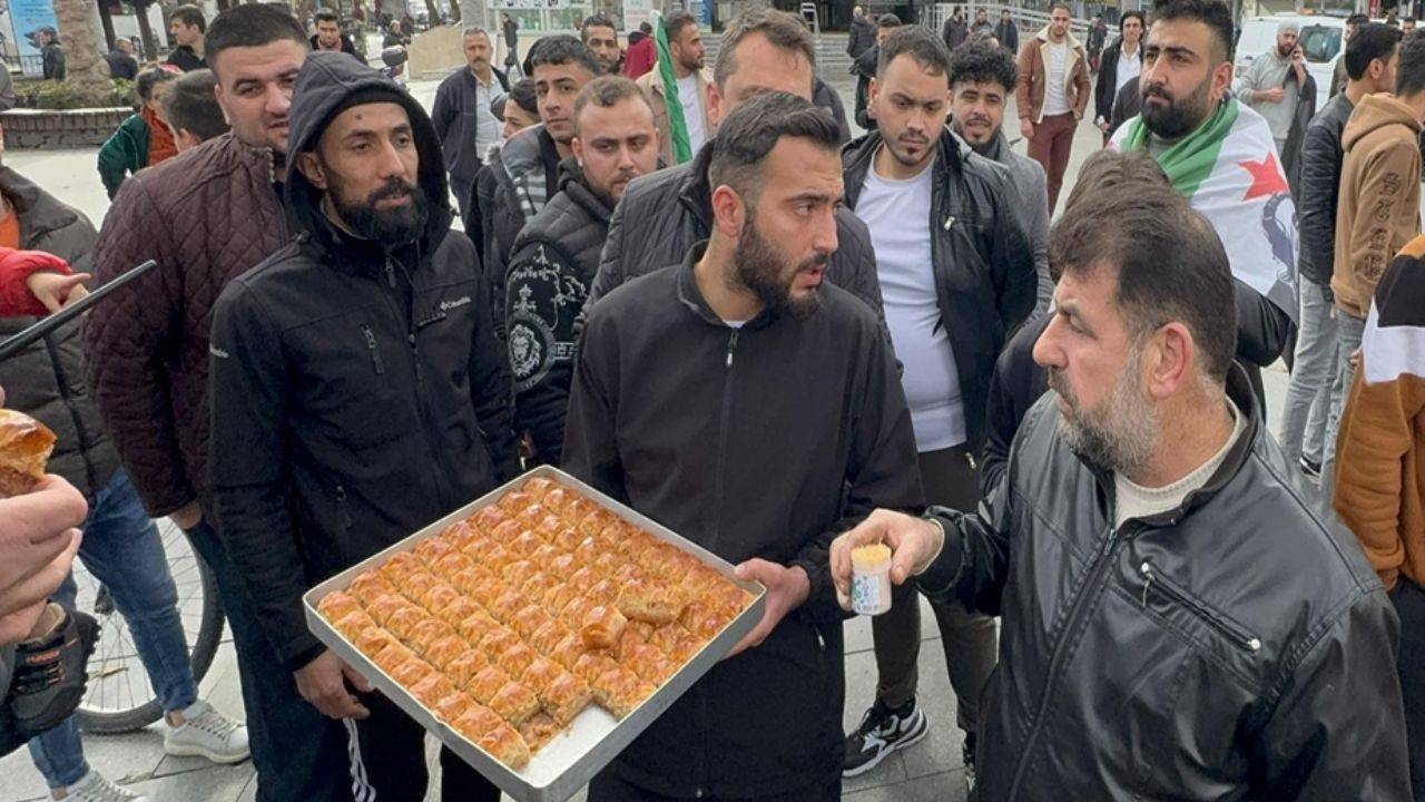 Suriyelilerden baklavalı, lokumlu kutlama