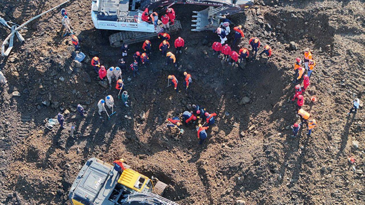 Karadeniz Sahil Yolundaki heyelanda toprak altında kalan 4 cansız bedene ulaşıldı