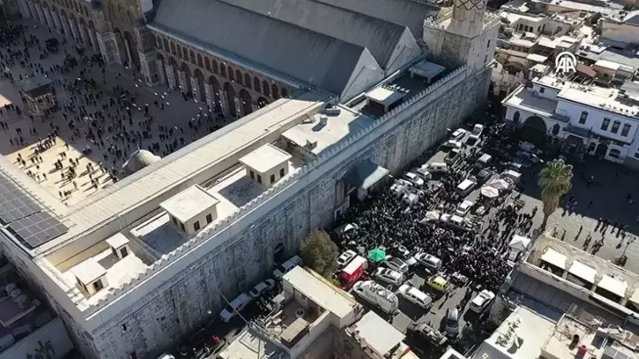 Esad sonrası Emevi Camii'nde tarihi cuma coşkusu