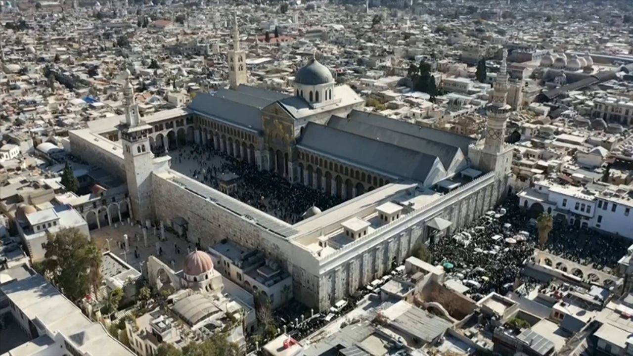 Şam'daki tarihi Emevi Camii'nde ilk Cuma namazı