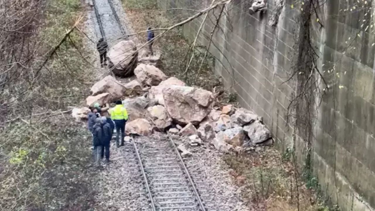 Dev kaya parçaları demir yolunu kapattı! Çalışmalar sürüyor