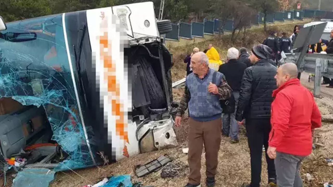 Eğirdir'de yolcu otobüsü kazası: Yaralılar kurtarılmayı bekliyor