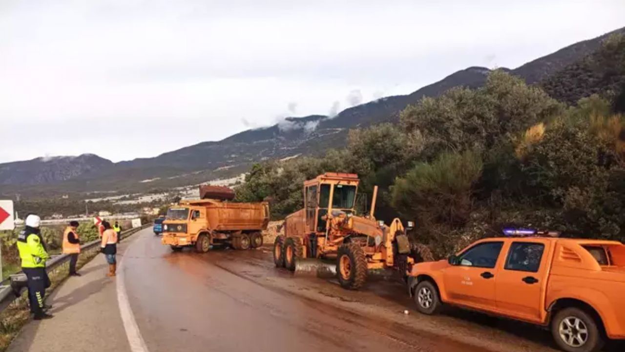 Antalya'da sağanak yağış kabusu: Finike-Demre yolu trafiğe kapandı