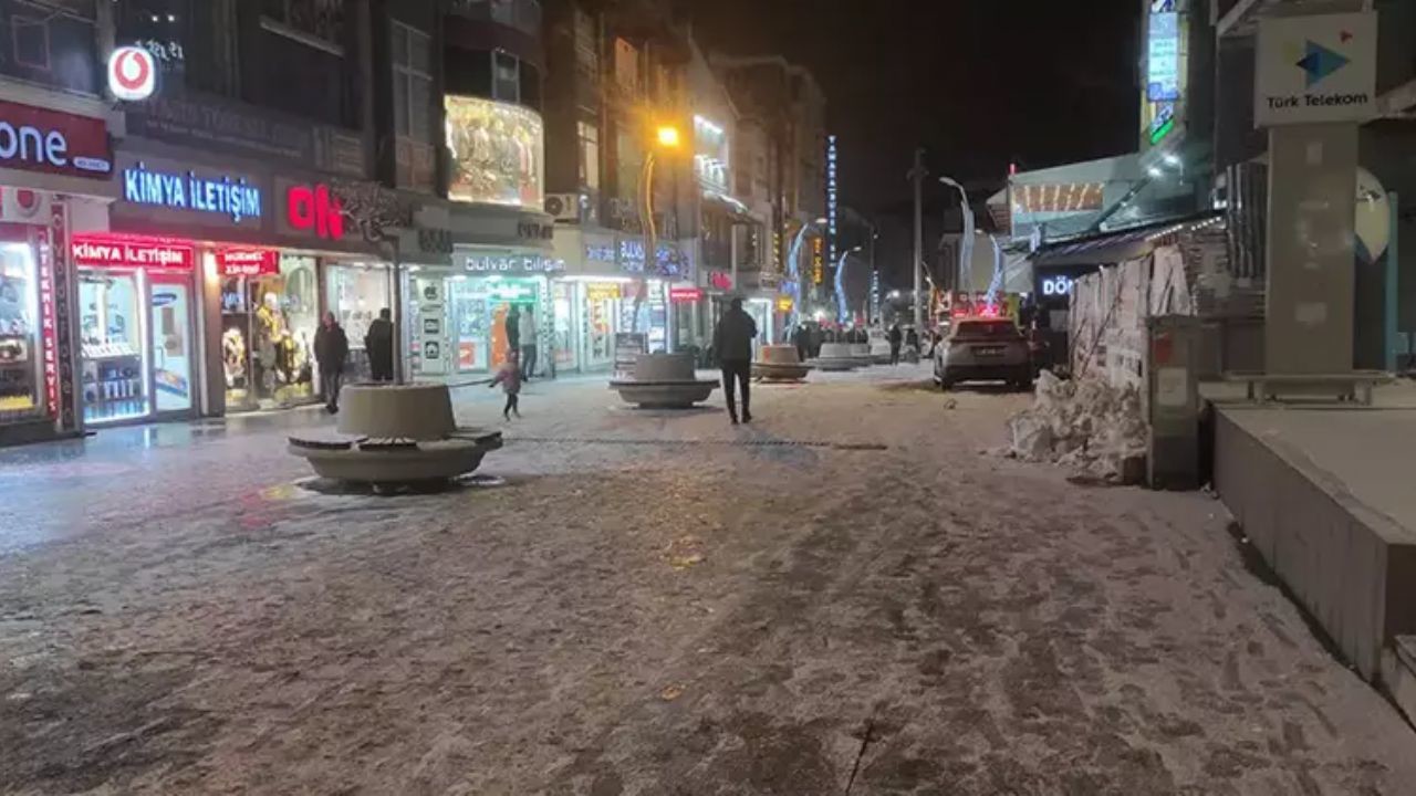 Van'da kar alarmı! Kent merkezinde hayat durdu