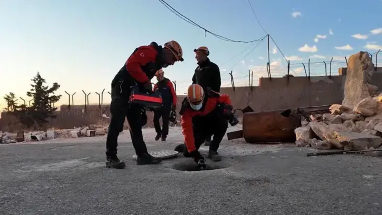 AFAD, Sednaya Hapishanesi'nde tüm gücüyle arama kurtarma yapıyor