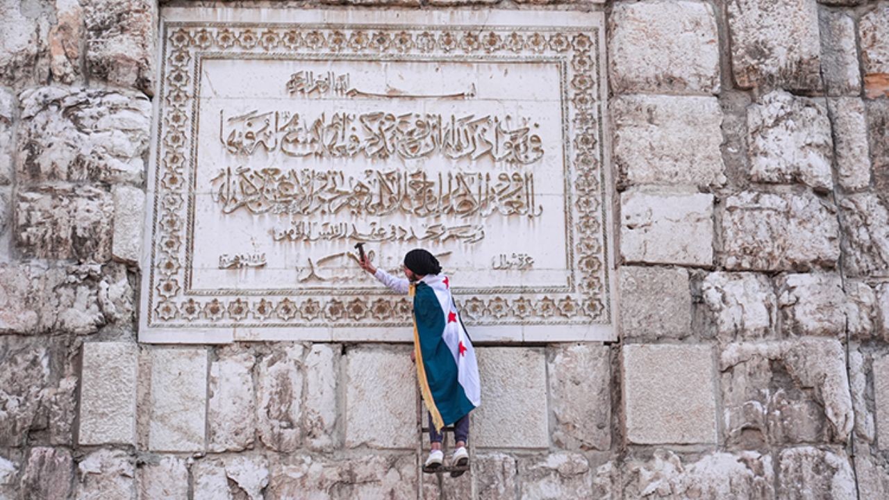 Şam'da Emevi Camisi'nin duvarındaki ismi çekiçle kazındı