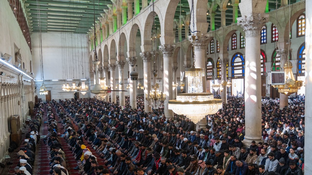 Şam'daki Emevi Camii'nden Cuma namazı görüntüleri