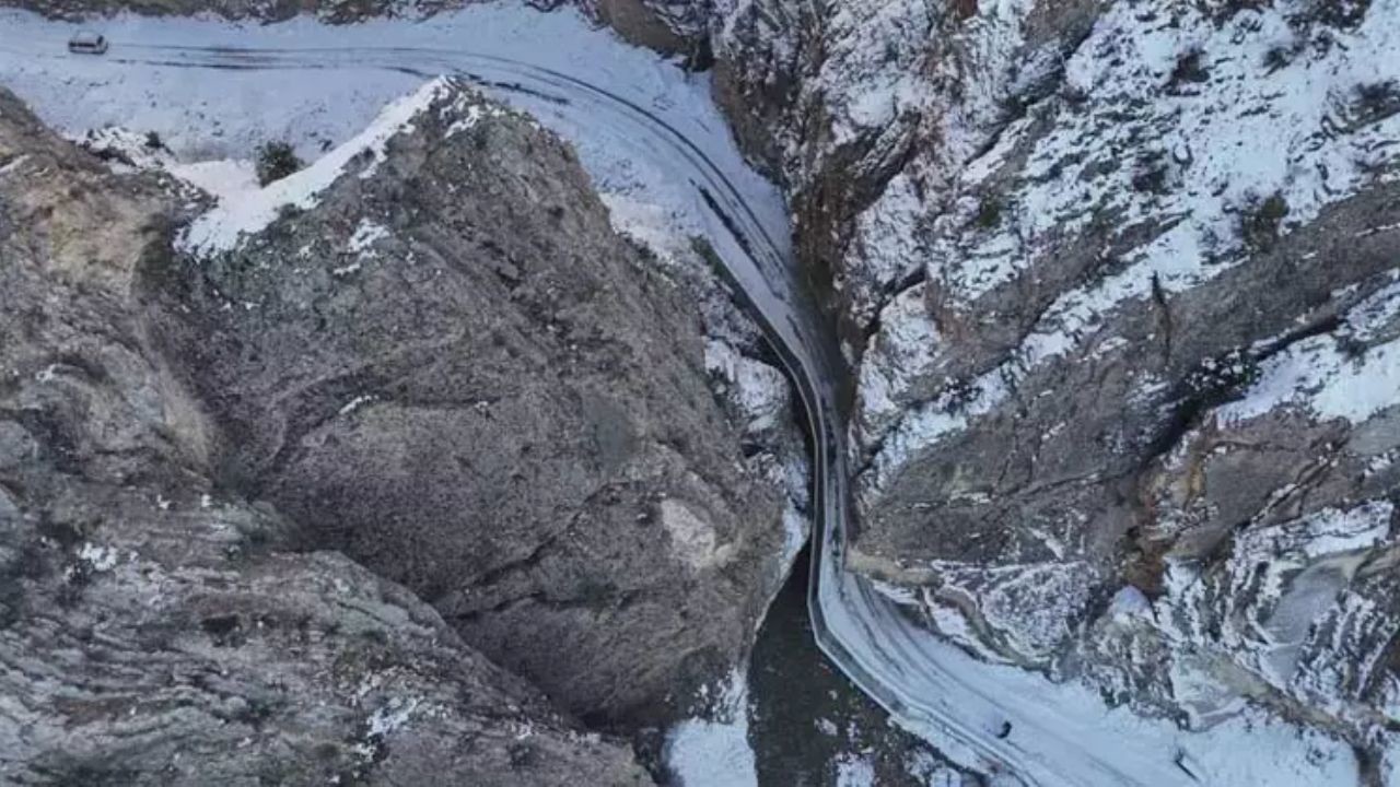 Kayalar arasındaki yolda tehlikelerle mücadele: Yerel halkın zorlu yolculuğu