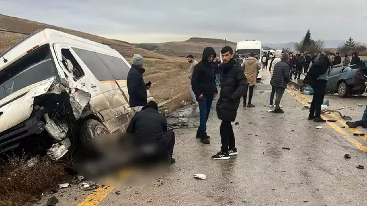 Ankara'da servis aracı ile otomobil çarpıştı: 1 ölü, 10 yaralı