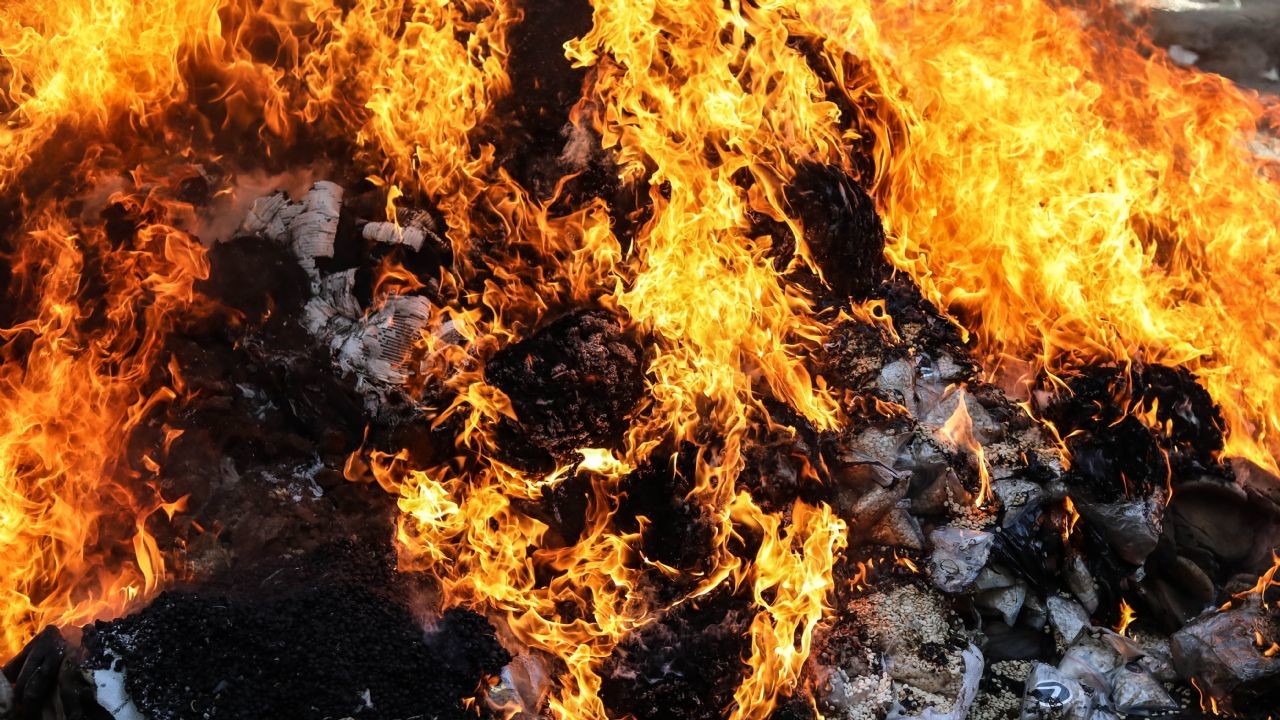 Suriye'de mafya rejiminin sonu: Uyuşturucu maddeler ateşe verildi