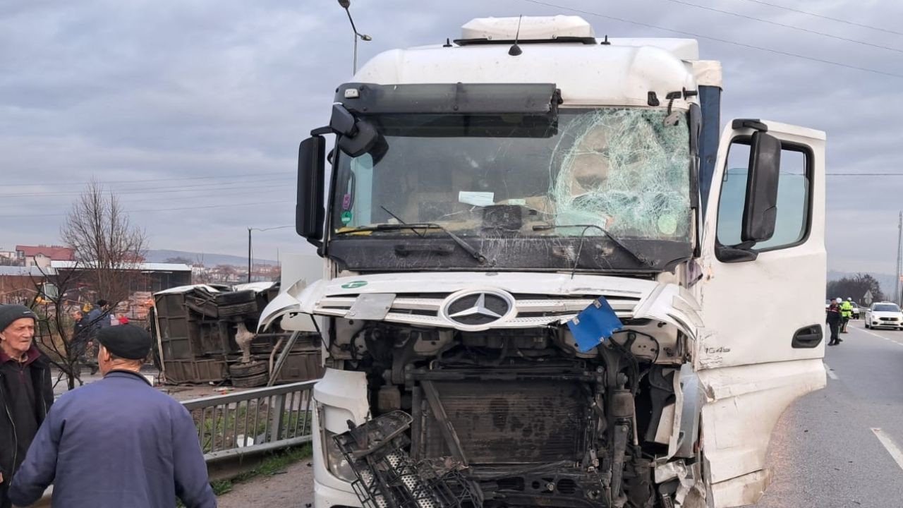 Öğrenci servisi TIR'la çarpıştı: 5'i ağır 28 yaralı