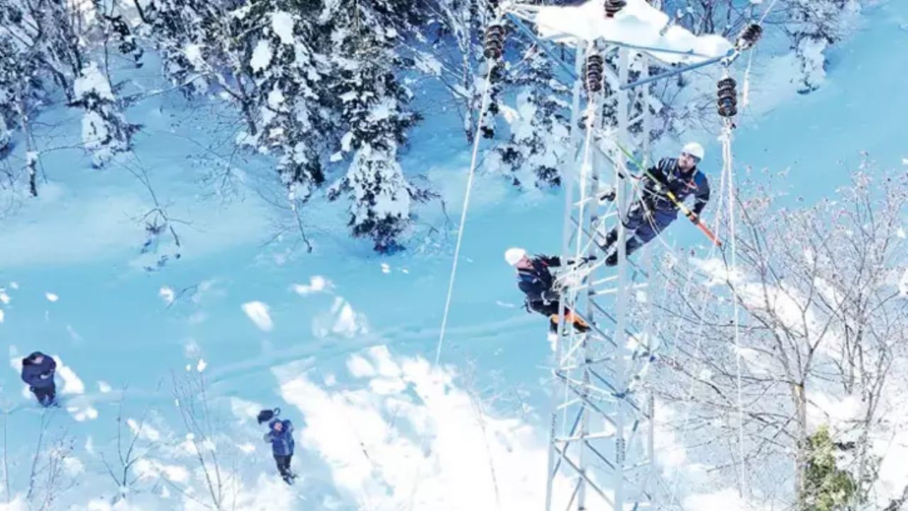 Artvin'de elektrik kesintisine 1.5 m. kar da kahramanca müdahale