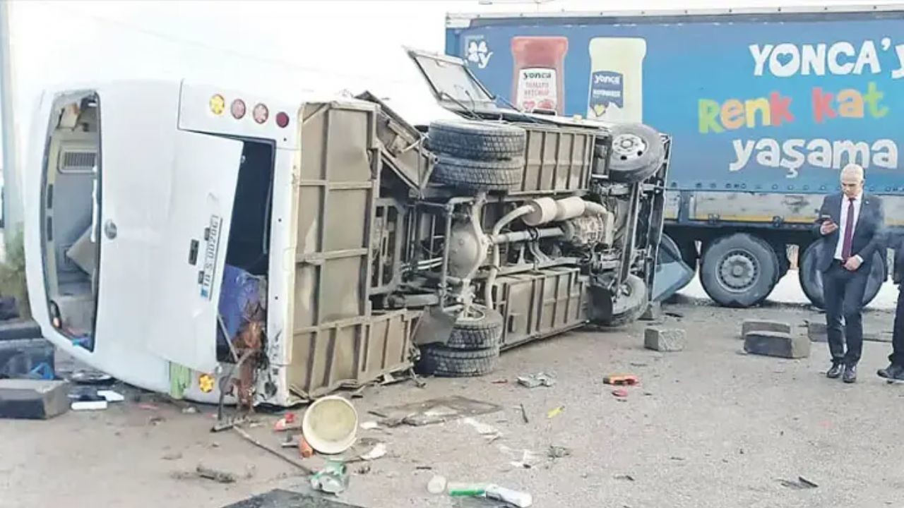 Balıkesir'de öğrenci servisine TIR çarptı