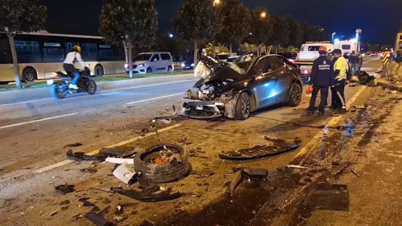 Maltepe'de korkunç kaza: Otobüse çarpan otomobilde 1 kişi öldü