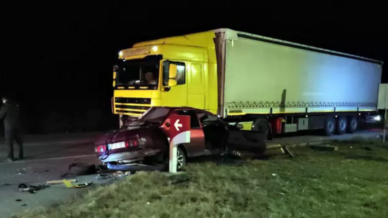 Edirne'de korkunç kaza! TIR'la çarpışan otomobilin sürücüsü hayatını kaybetti