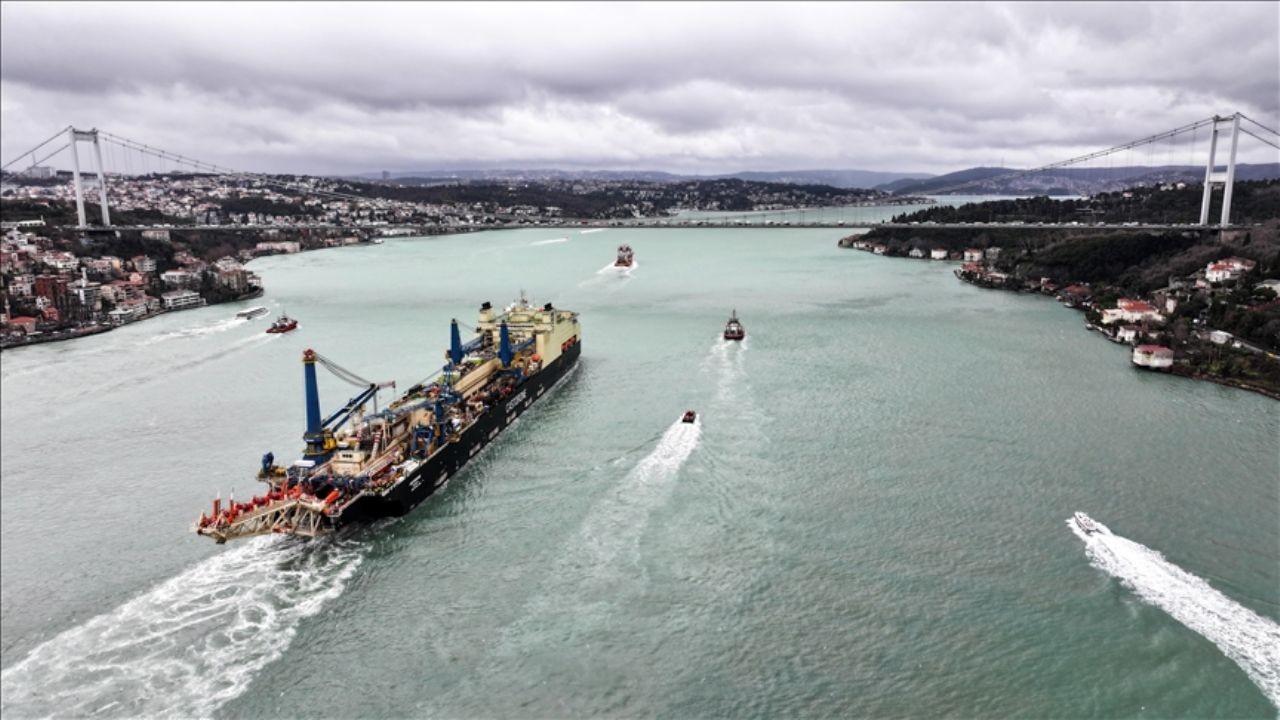 Türkiye'nin Karadeniz'de keşfettiği doğal gaz için boru döşeyecek gemi İstanbul Boğazı'ndan geçti