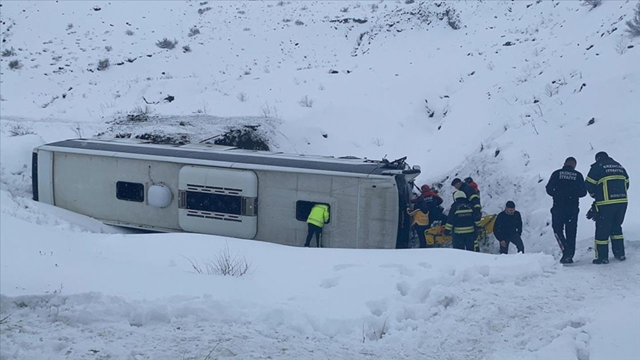 Erzincan-Sivas kara yolunda facia: Yolcu otobüsü devrildi