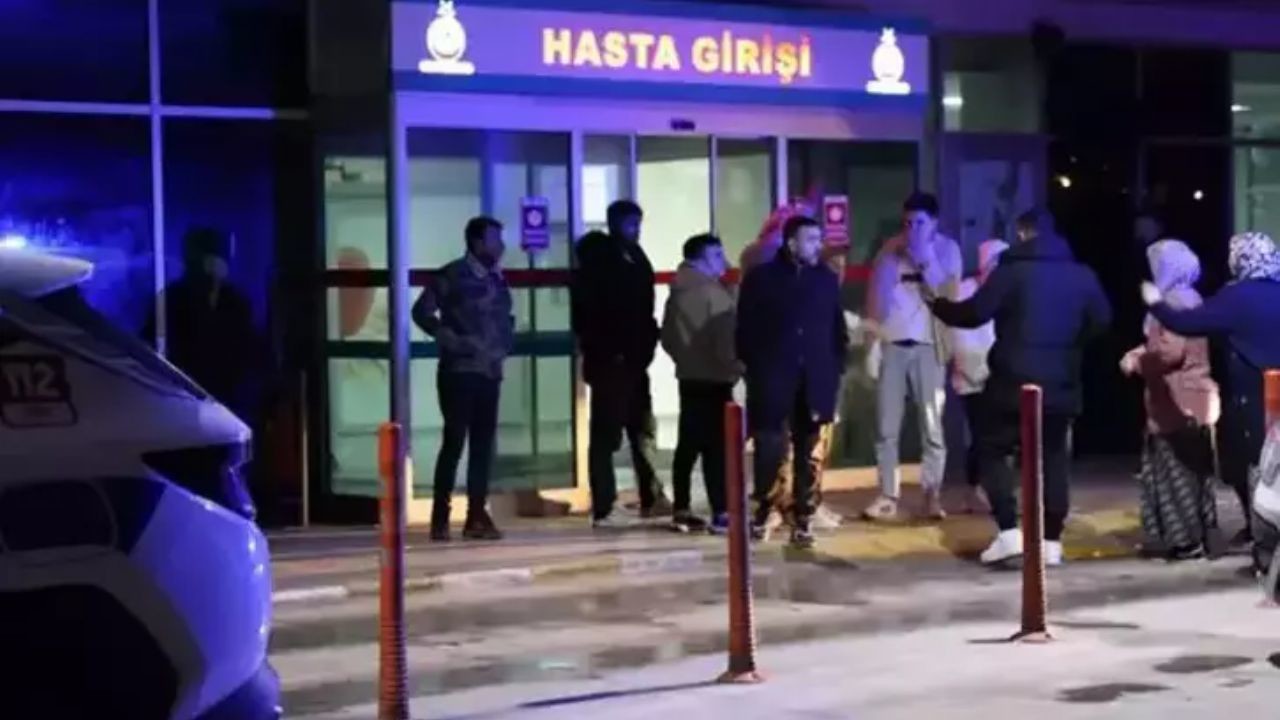 İzmir'de parkta kavga bıçaklar çekildi! 7 yaralı var