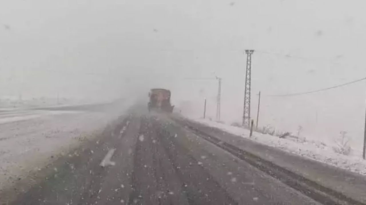 Van'da kar alarmı: 163 yerleşim yeri ulaşıma kapandı