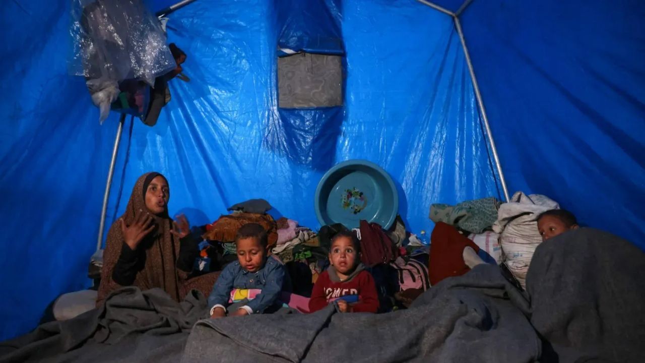 Gazze Şeridi'nde yerinden edilenlerin sığındığı çadırları yağmur nedeniyle su bastı