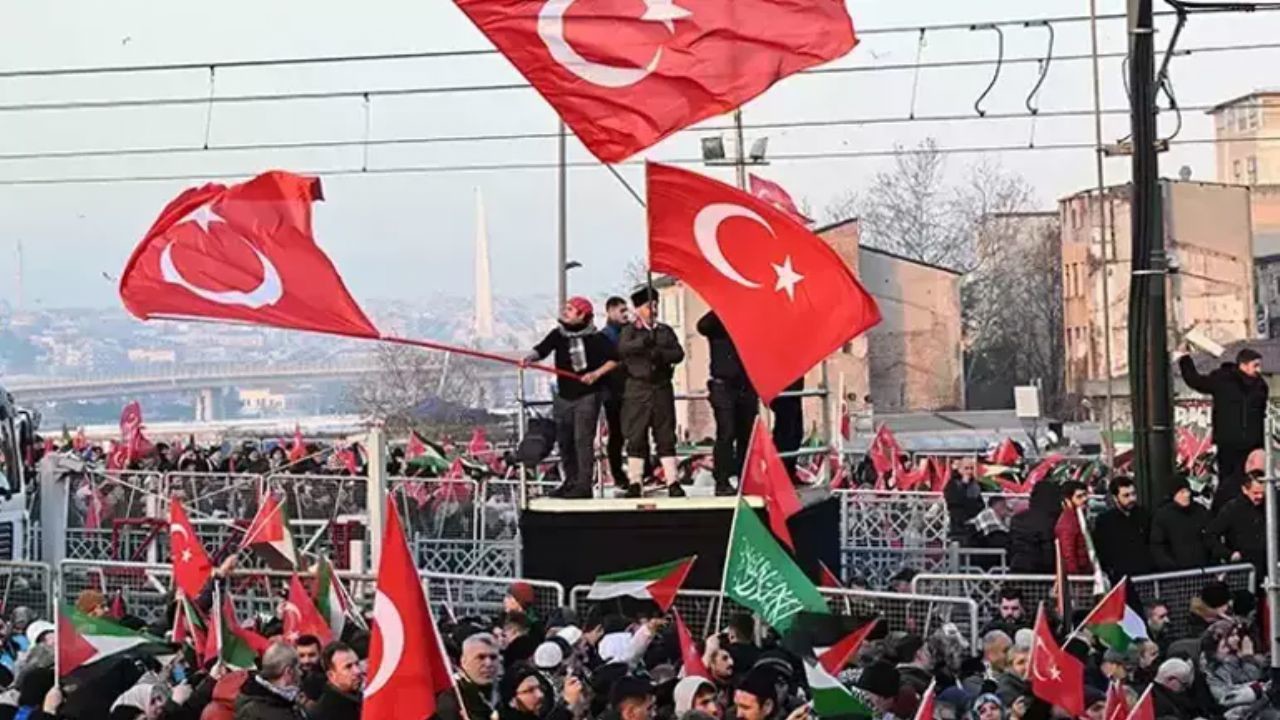 İstanbul'da tarihi anlar! Filistin için Galata Köprüsü'nden yükselen ses