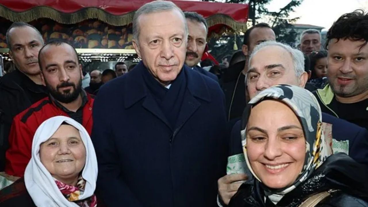 Cumhurbaşkanı Erdoğan, Sultanahmet'te vatandaşların kandilini kutladı