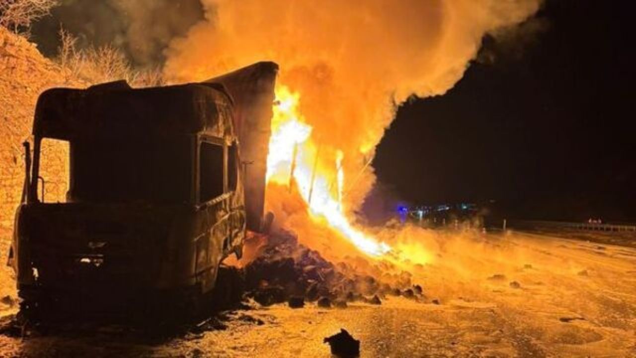 Tarsus'ta tekstil yüklü TIR alev alev yandı