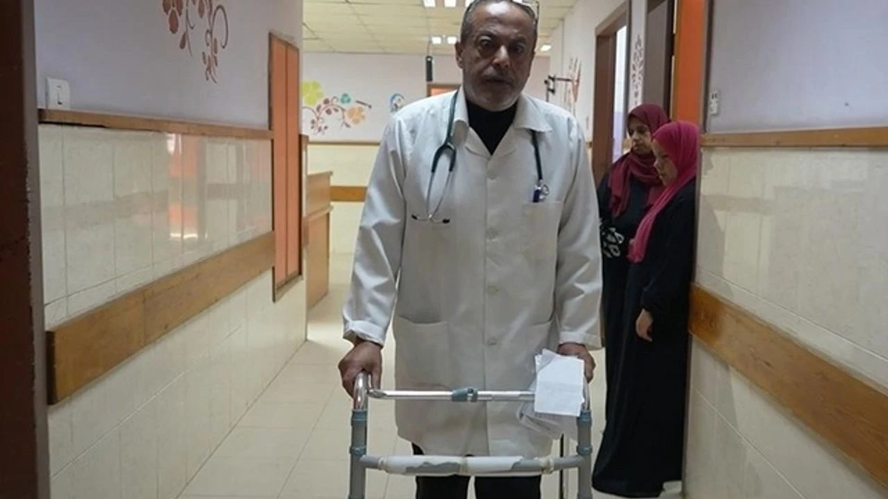 İsrail saldırısında ayağını kaybeden Gazzeli doktor görevine devam ediyor