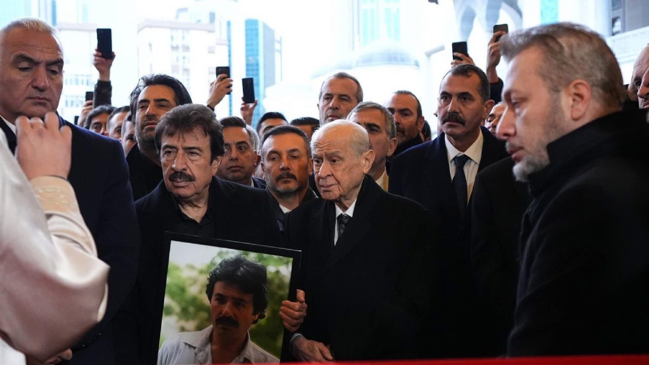 Devlet Bahçeli, Ferdi Tayfur'un mezarına toprak attı