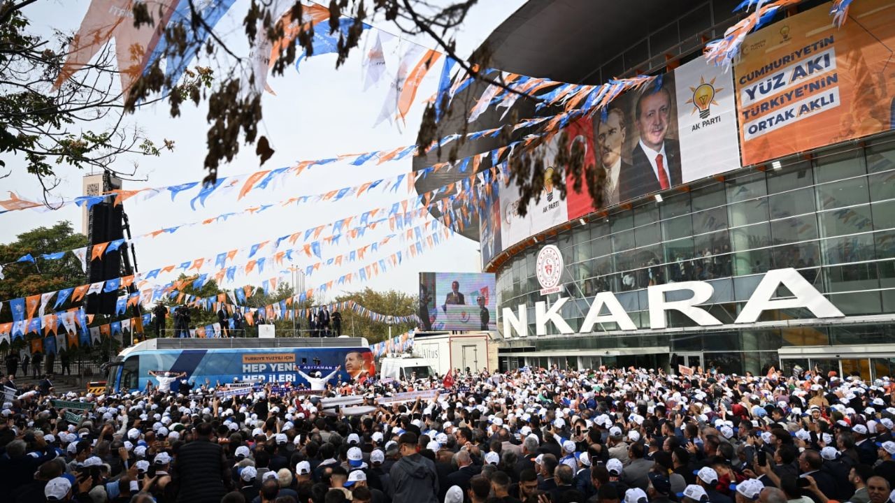 Cumhurbaşkanı Erdoğan, kongrenin yapılacağı salona giderken kendisine sevgi gösterisinde bulunan vatandaşları selamladı