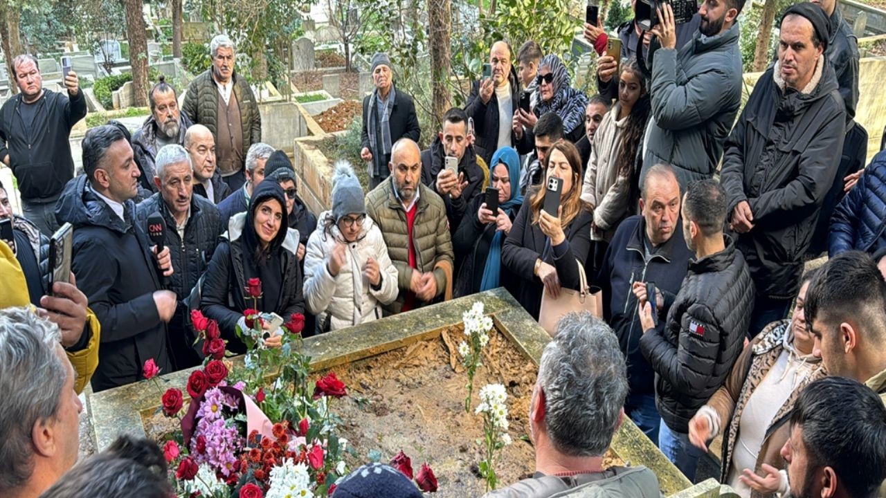 Ferdi Tayfur'un kabrine dua için ziyaretçi akını